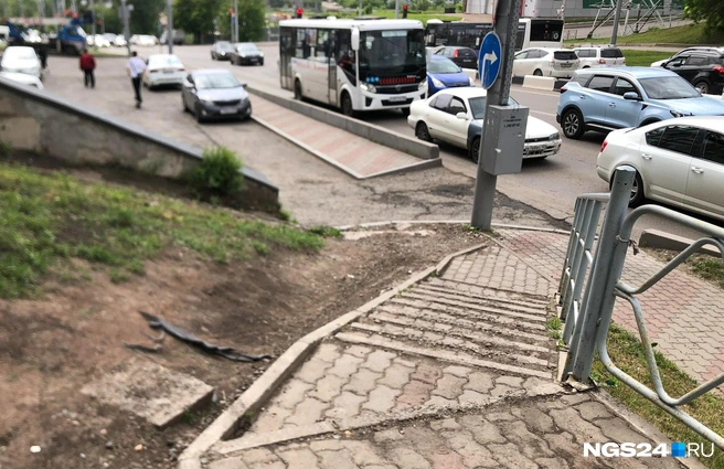 Рядом вполне можно было сделать спуск для колясок | Источник: Дмитрий Мамаев / NGS24.RU