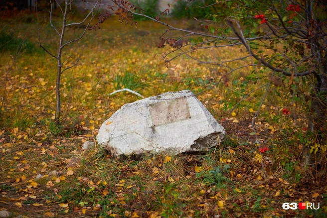 Закладочный камень располагается рядом с эвакуационным выходом из крыла дополнительного образования поселковой школы | Источник: Роман Данилкин / 63.RU