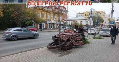 Демонтированная вывеска лежит на земле | Источник: Телеграм-канал «Регион70»