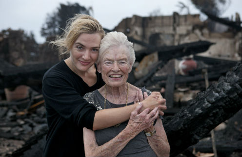 Кейт Уинслет с Евой на фоне сгоревшего особняка Ричарда Брэнсона