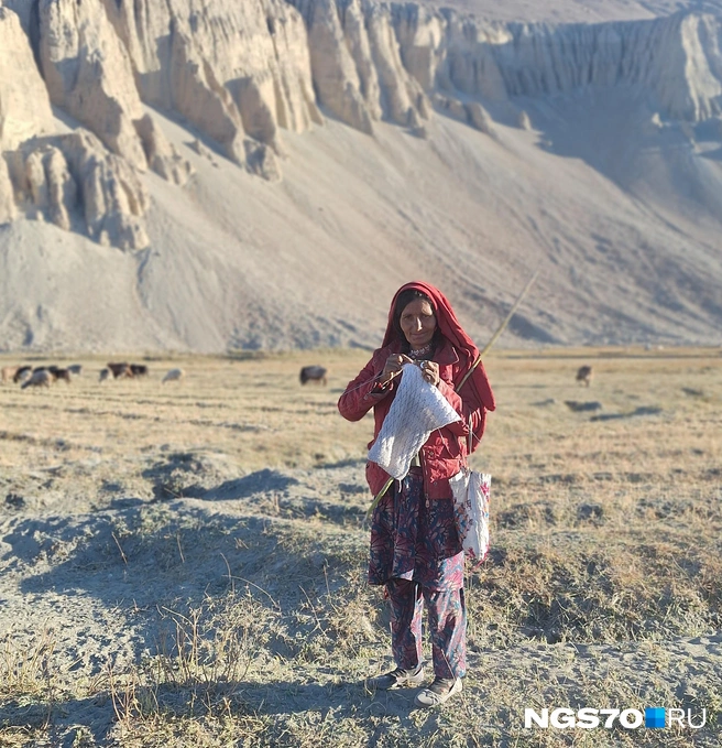 Местная жительница с пряжей в руках | Источник: Егор Ковальчук