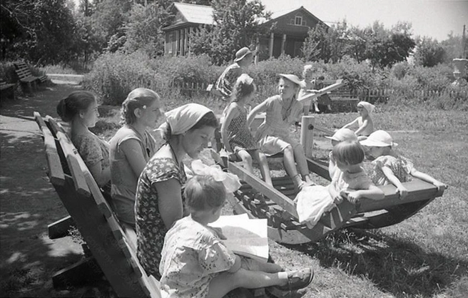 Мамы и малыши в доме отдыха «Волга». 1961 год | Источник: фотофонд Самарского областного государственного архива социально-политической истории