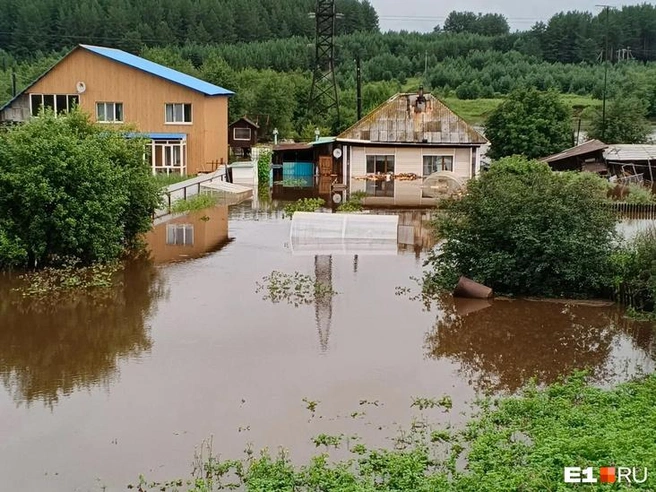 Жители села Аятское показали, как выглядят их дворы. | Источник: Читатель E1.RU