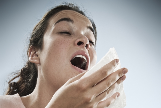 Исследование: когда человек чихает, патогены разлетаются на 7—8 метров