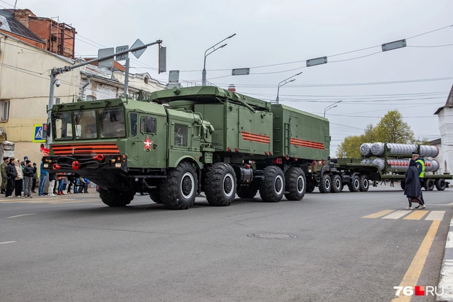 Боевая машина проехалась по центральной улице | Источник: Кирилл Поверинов