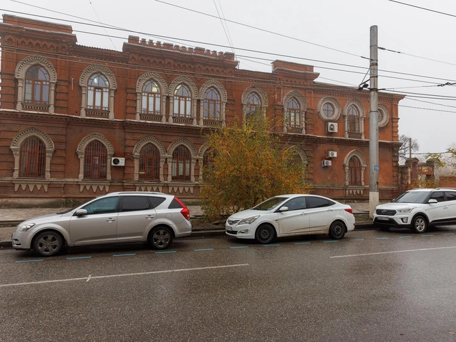 Возможно, это положит конец практике парковки на тротуарах у поликлиник | Источник: Алексей Волхонский / V1.RU