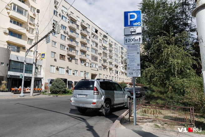 Некоторые жители возмущены новой территорией поборов, а некоторые считают парковки благом | Источник: Алексей Волхонский / V1.RU