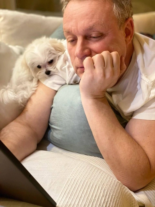 Сначала семья завела Степана, потом Стешу и в прошлом году — Варю | Источник: Сергей Жигунов. Птицы, звери и другие родственники / Telegram