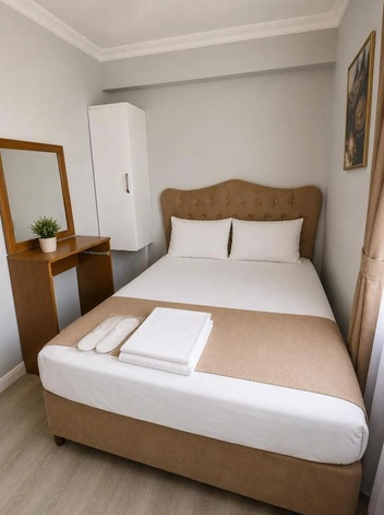 Номер чистый, но очень тесный | Источник: Booking