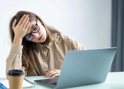 Офисные вампиры: 10 вещей на работе, которые крадут ваше здоровье день за днем