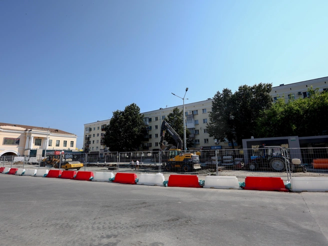 В месте, где ранее останавливался транспорт, сейчас ведутся строительные работы | Источник: Владислав Лоншаков / E1.RU
