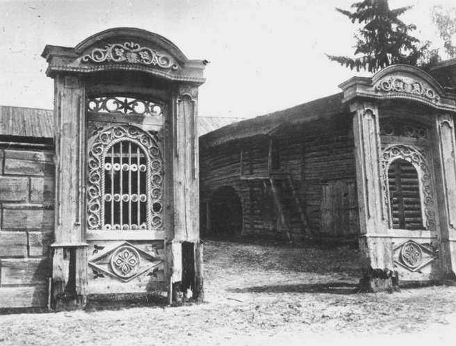 Участки украшали редко, но были и исключения, как в случае с этими воротами | Источник: pastvu.com
