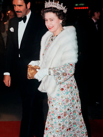 Королева стиля: 20 потрясающих вечерних платьев Елизаветы II, которые вошли в историю