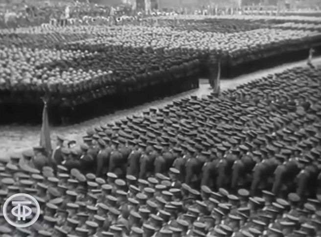 Торжественному построению не помешала плохая погода в тот день | Источник: кадр из документального фильма «Парад Победы» (12+), реж.: В. Беляев, И. Вежнер, И. Посельский, 1945 г.