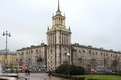 Экстремалы взламывают двери и лазают по лесам Дома с башней