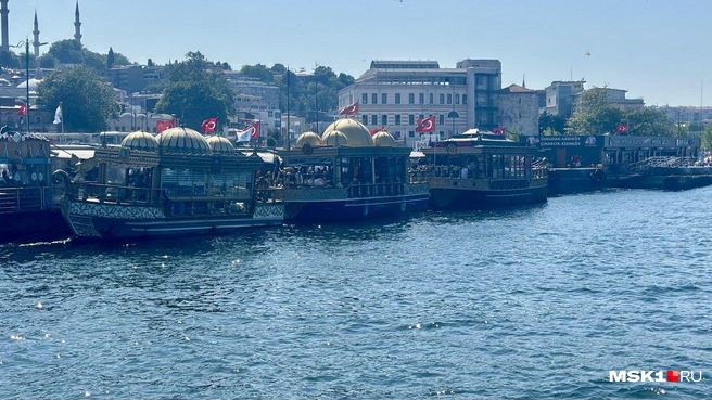 Плавучие рестораны около пристани Эминеню | Источник: Дмитрий Капустин / MSK1.RU