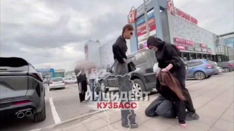 Поставили на колени и заставили извиняться: в центре Кемерово школьницы избили сверстницу — видео 