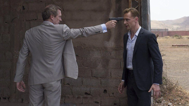 Оружейный магнат Ропер хочет выстрелить в шпиона Пайна | Источник: Кадр из сериала «Ночной администратор»