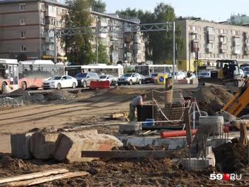 Около перекрёстка с 2-й Речной готовятся делать дорожное покрытие | Источник: Кирилл Хафизов / 59.RU
