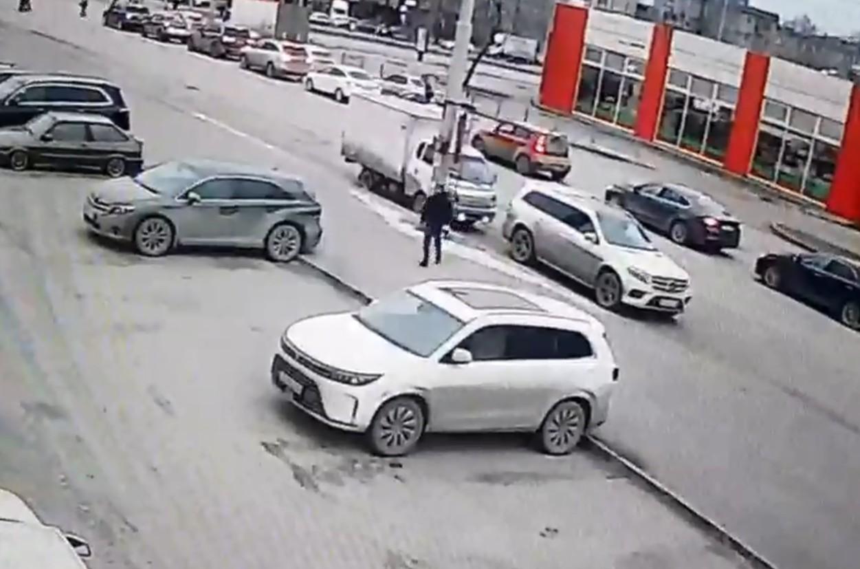 Автоподставщик на Mercedes попал на видео в Екатеринбурге