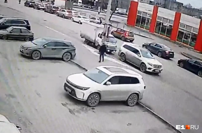 Екатеринбуржец сообщил об автоподставщиках в Пионерском | Источник: читатель E1.RU