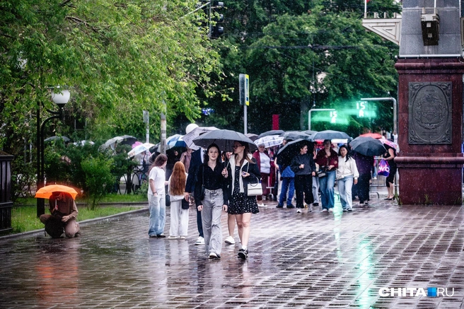 Танцевали все. Под дождем. Смотрите, как прошел выпускной в Чите | Источник: Олег Фёдоров / CHITA.RU