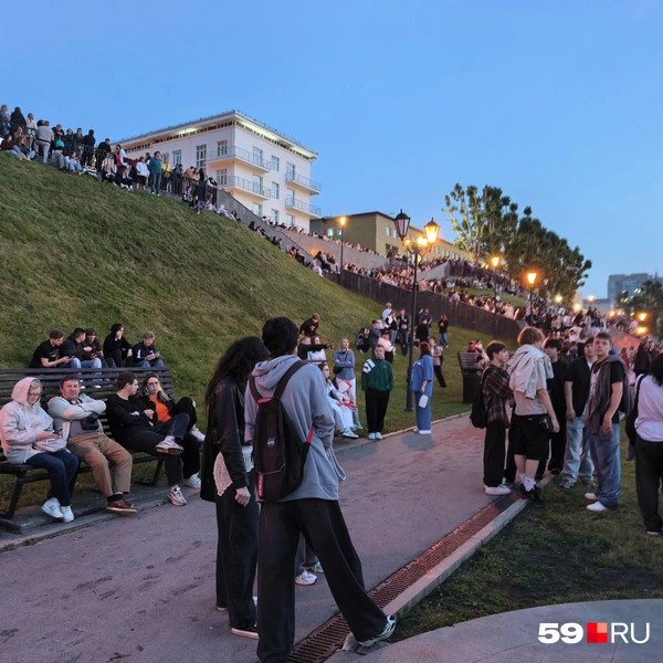 Так многолюдно на набережной бывает только перед запуском фейерверков | Источник: Василина Любимова / 59.RU