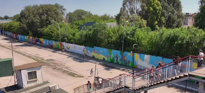 В 2024 году на территории ТК&nbsp;«Кировский Маркет» арт-художники проводили для взрослых и детей мастер-классы по граффити, в результате которых появился мурал с изображением достопримечательностей Самары | Источник: ТК&nbsp;«Кировский Маркет»