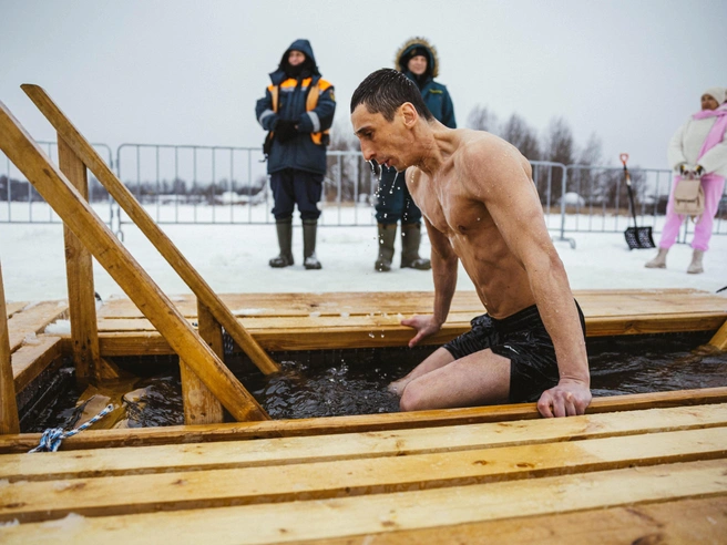 После окунания участники стремятся поскорее выйти из воды. | Источник: Артем Бауман / 76.RU