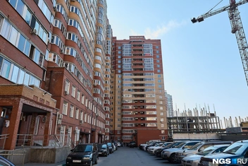 В центре кадра&nbsp;— последняя на сегодня сданная секция под номером 15 | Источник: Александр Ощепков / NGS.RU