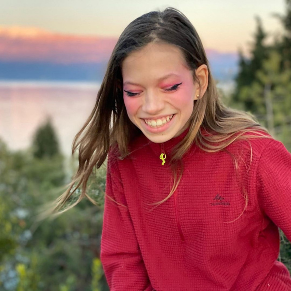 10-летняя дочь Веры Брежневой опубликовала фото с не по годам вызывающим макияжем