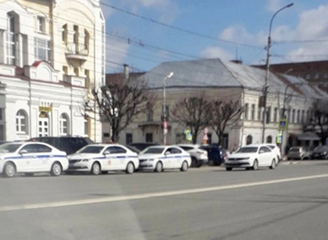 На Первомайском проспекте массово останавливают водителей | ya62.ru