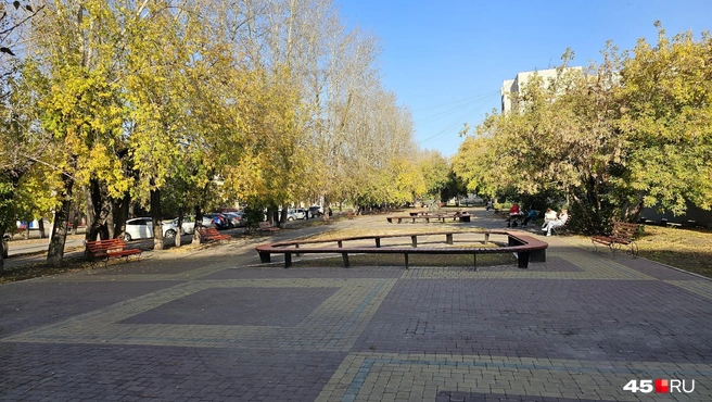 Сквер имени великого полководца символично расположен на улице Победы | Источник: Дарья Никитченко / 45.RU