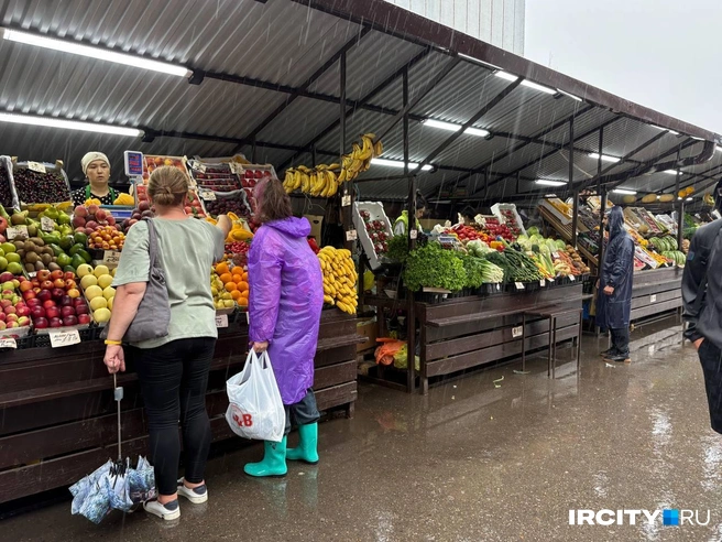 А в это время ни на минуту не стихает торговля на рынке | Источник: Алёна Шакирова / «ИрСити»