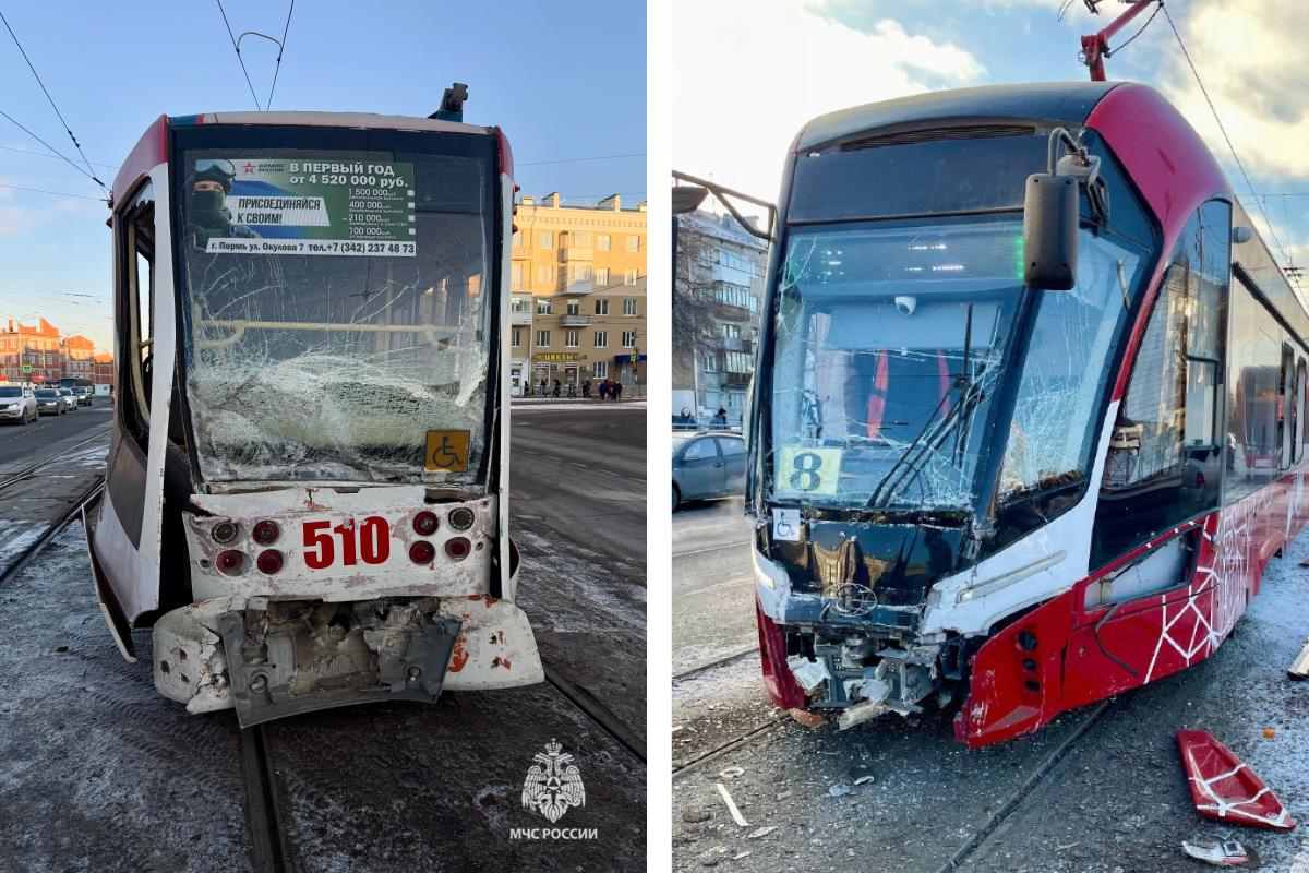 На полу лежат обломки и окровавленные салфетки: появились кадры из салона трамвая, попавшего в ДТП у Пермского цирка