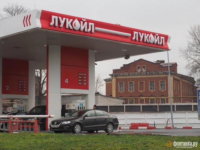 Операторы заправок ссылаются на устное распоряжение руководства | Источник: Михаил Огнев / Fontanka.ru