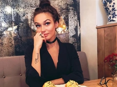 Алена Водонаева назвала свой рост и вес, отметив, что ей срочно нужно худеть