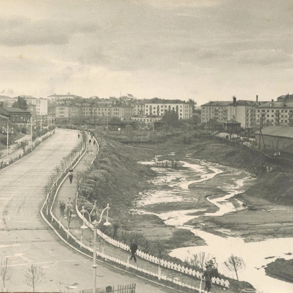 Та же дорога с другого ракурса, 1960-е. Справа&nbsp;— долина речки Пермянки, которую на тот момент еще не заключили в трубу | Источник: В.&nbsp;В.&nbsp;Реймерс / Архив города Перми