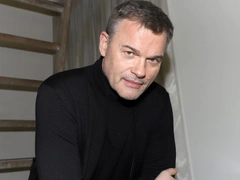Дятлов, пообещавший, что больше никогда не женится, не отходит от возлюбленной