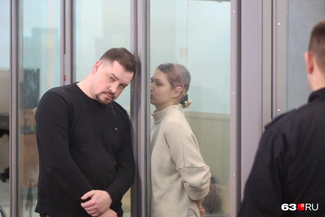 Тархова общается со своим адвокатом | Источник: Роман Данилкин / 63.RU