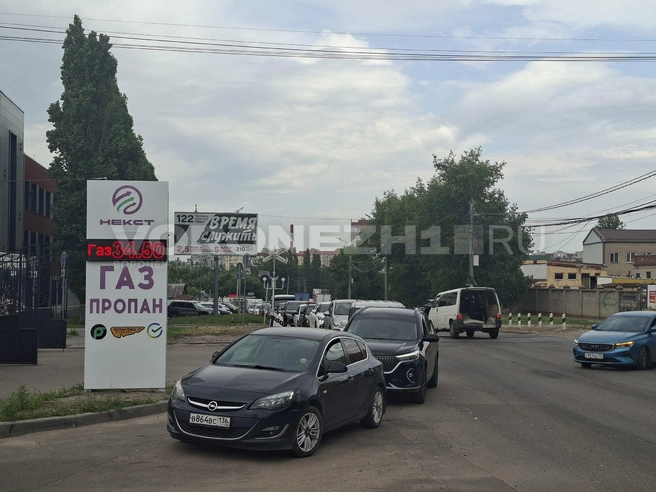 Это не пробка в час пик — это обычная сейчас очередь на АЗС в Воронеже | Источник: Алёна Воропаева / Voronezh1.ru