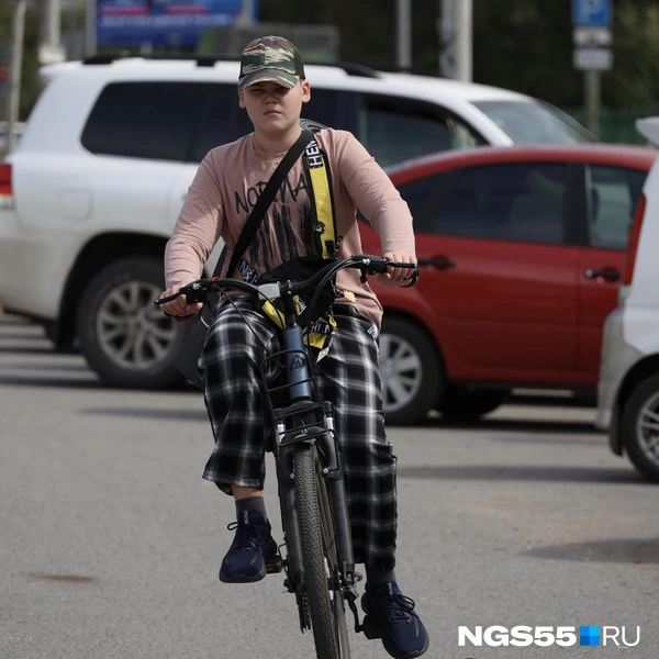 Этот паренек тоже против скучных нарядов, поэтому даже на велосипеде катается в интересных клетчатых штанах | Источник: Евгений Софийчук / NGS55.RU
