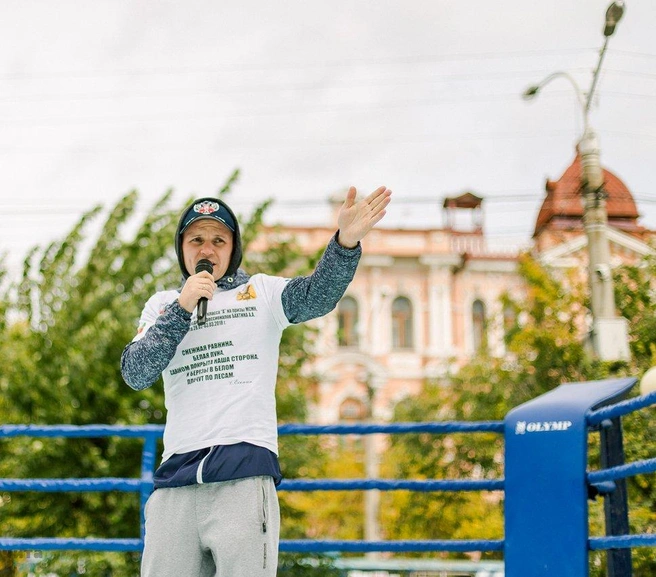 Чемпион мира по боксу Семён Гривачёв проводит мастер класс для зрителей | Источник: Ксения Зимина