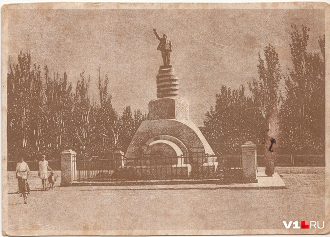 Памятник Ленину на характерных «болте и гайке» был открыт 1 мая 1925 года и стоял примерно на углу нынешнего медуниверситета. Впрочем, болт, на котором мысленно и кощунственно можно было «вертеть» Ильича, демонтировали в конце 30-х годов | Источник: частная коллекция