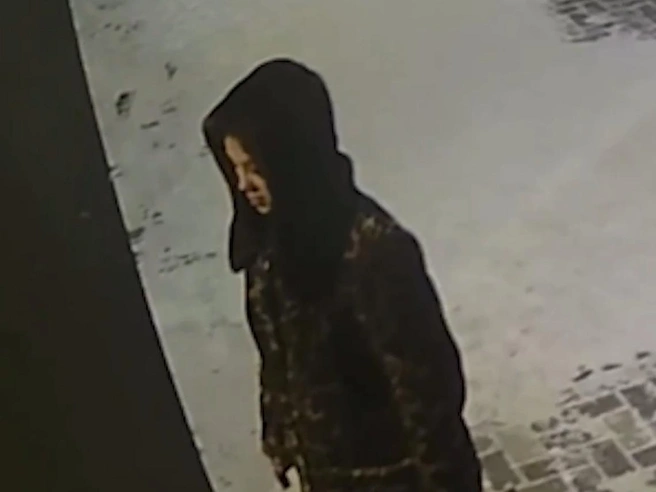Автомобиль подъехал вплотную к подъезду, чтобы высадить детского омбудсмена Евгению Майорову. | Источник: читатель 74.RU