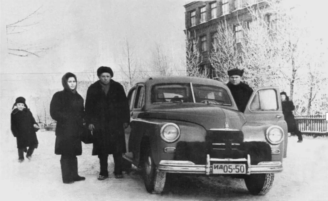 Валенки, шубы, ушанки, тулупчики. Так одевались зимами в 1950-х. Фото сделано рядом со школой № 34 | Источник: pastvu.com