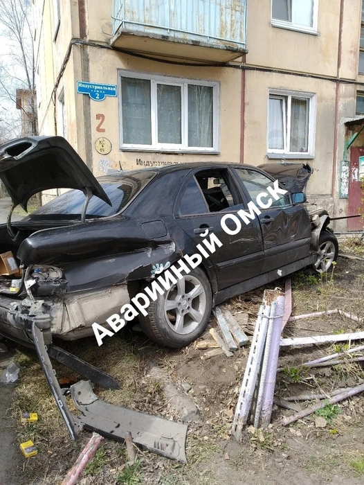 Автомобиль восстановить будет очень сложно | Источник: vk.com/aomsk