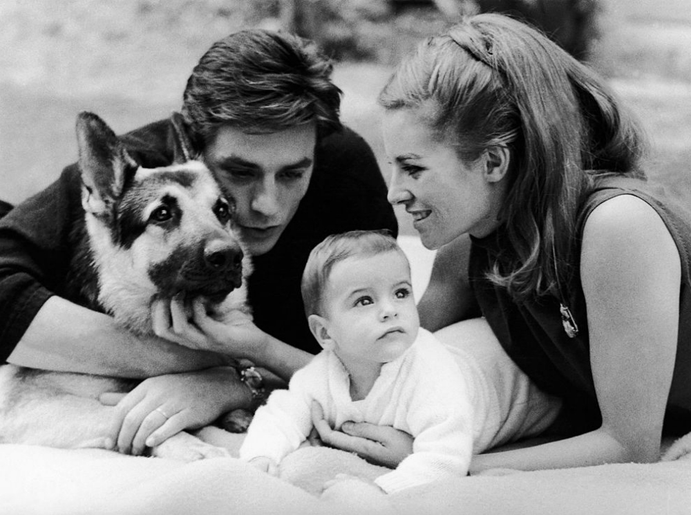 Ален Делон и его семья на фото: красота, любовь, наследие