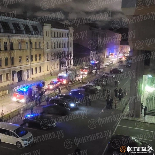 Пожар выгнал на улицу постояльцев гостиницы в центре Петербурга | Источник: «Фонтанка.ру»