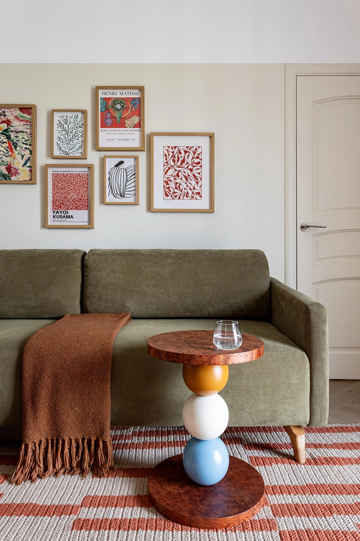 Кофейный столик Balls, KOS studio. Диван, Divan.by. Плед, Zara Home. | Источник: Андрей Кот. Стиль: Алеся Корнилович